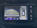 上から見下ろしたように液晶に映るのでスムーズな駐車をサポートします。