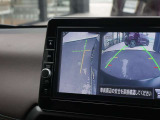 【サイドブラインドビューモニター】左前輪付近を拡大して道路端への幅寄せや狭い道での離合も安心して行えます。