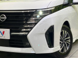 【LEDヘッドライト】悪天候や夜間走行時も良好な視界を確保し安心して運転できる高輝度LEDヘッドライトを装備!点灯速度が早く、消費電力も抑えられています。