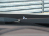 運転視界の遠方上方に虚像を投影することで前を見ながら情報の視認ができます。本当にドライバーが必要な情報を適切に伝え、楽しんで頂くことを考えた新世代装備です。※虚像は2.6m前方に浮かぶイメージです。