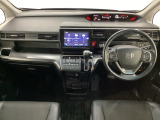 車内は光触媒抗菌消臭施工済です。インパネ周りはスタイリッシュなデザインです。グローブボックスやカップホルダーのほかにトレーなどたくさんの収納スペースが付いています。