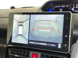 パノラミックビューモニターを装備。駐車場や交差点でクルマを真上から見るように周囲を確認できます。機能の詳細は販売店スタッフまでおたずねください。