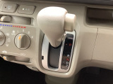 インパネシフトを採用しているので、前席の足元も広々としています。運転席と助手席の行き来もスムーズです!
