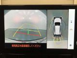 【パノラミックビューモニター(床下透過表示機能付)】クルマを上から見たような画像をディスプレイに表示し、運転席から確認しにくい箇所も確認できます。車両直下及びタイヤ付近のアンダーフロアの確認も可能です