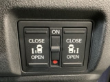 【両側パワースライドドア】両側がパワースライドドアになっており、運転席のスイッチやスマートキーでも開閉が可能です!開口部も広いので乗り降りも楽々♪
