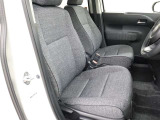 高いホールド性で運転姿勢が安定します。長距離ドライブでも疲れにくいのが魅力です。快適なドライビングライフをお送りください♪