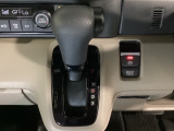 CVT車のセレクトレバーです。低速から高速まで、変速ショックのないスムーズな走りと、エンジン効率のよい領域を維持して燃費にも貢献します。サイドブレーキはスイッチ操作の電子制御パーキングブレーキです。