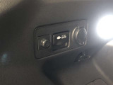 ラゲージスペース左側には、アクセサリーコンセント(AC100V・1500W)が設置されています。非常時給電システムにも対応。機能の詳細につきましては、展示店舗までお尋ねください。