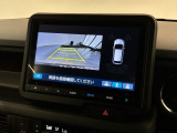 リバースギアに入れるだけで後方の表示へ切り替わります。夜間や雨の日の駐車も楽になりますよ。