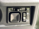 【電動格納ミラー】サイドミラーは電動格納式となっており、狭い駐車場でもキズがつくリスクを抑えられます。