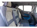 ISOFIX装備車両。シートベルトを使わず、車とチャイルドシートの専用金具を連結させて固定する事が出来ます。簡単に、しっかりと取り付けられるのが特徴です。