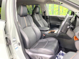 運転席まわりには十分なスペースがあり、大柄な方でもゆったり運転していただける環境です。