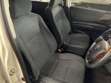 運転席の画像です。足元やシートまわりに余裕があり、リラックスした姿勢で運転が可能です。視界も良好で操作系へのアクセスもしやすく、快適で安心感のあるドライブをサポートします。