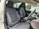 運転中の疲れも軽減!身体を包み込むような形状でホールド感のあるシート。しっかりと支えてくれるので長時間の運転も快適ですね。