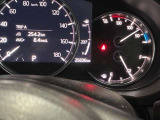 視認性に優れたメーターを採用しており、走行中でも車速や情報が分かりやすく表示されます。運転時の視線移動をむりのない範囲に抑え、快適で安心感のあるドライブをサポートします。