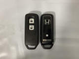 スマートキーを装備しています。鍵を差し込むことなくドアロックの開け閉めと、スタートボタン操作でのエンジンスタートができます。スペアキーも同じものを用意しております。
