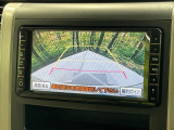 【バックカメラ】駐車時に後方がリアルタイム映像で確認できます。大型商業施設や立体駐車場での駐車時や、夜間のバック時に大活躍!運転スキルに関わらず、今や必須となった装備のひとつです!