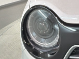 LEDヘッドライトは、点灯の瞬間から最大光量を発揮し、突然暗くなるトンネルなどでの安定感を高めます。
