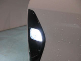 フロントLEDフォグランプです鮮やかな日光色で明るく足元を照らします。