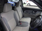 フロントは助手席と繋がったベンチシートで、運転席は高さが調整できるハイトアジャスター付きです。また、ハンドルも高さの調整が出来るチルトステアリングです