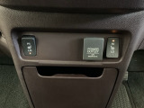 前席の左右別々のシートヒータースイッチが付いています。HiとLoの2段階で温度設定ができます。スイッチの間にはアクセサリーソケットがついており、周辺には物が置けるボックスがついています。