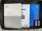 スマートキーは鍵をバッグに入れたままでもドアロックの開閉やエンジンのON・OFFができます。夜間や雨の日も鍵を探さなくて良いので便利です。