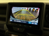 リバースギアに入れるだけで後方の表示へ切り替わります。夜間や雨の日の駐車も楽になりますよ。