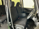 【ベンチシート】運転席と助手席の移動もスムーズ!狭い駐車場での乗り降りや、お子様の乗り降りにも便利です。座席の間にコンソールボックスやドリンクホルダーがないため、車内空間が広く感じます。
