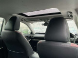 採光性と視界性に優れたガラスルーフを装備。自然光が車内を明るく照らし、開放感ある室内空間を演出。快適なドライブをお楽しみ頂けます。日常から遠出まで快適性を高める人気装備となります。ぜひご確認を!