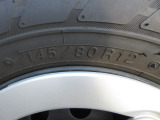 タイヤサイズは、145/80R12です。