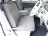 運転席です。ベンチシートになっているので助手席側からの乗り降りも可能です♪