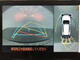 【パノラミックビューモニター(床下透過表示機能付)】クルマを上から見たような画像をディスプレイに表示し、運転席から確認しにくい箇所も確認できます。車両直下及びタイヤ付近のアンダーフロアの確認も可能です