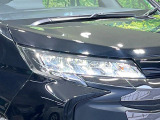 【LEDヘッドライト】悪天候や夜間走行時も良好な視界を確保し安心して運転できる高輝度LEDヘッドライトを装備!点灯速度が早く、消費電力も抑えられています。
