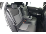 セカンドシートのセンターにはアームレストも御座います。必要ない時は跳ね上げて快適な空間を! ゆったりドライブされたい方は肘を掛けながらのんびりドライブ出来ます☆