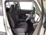 フロント広々、セパレートシートの運転席は、ハイトアジャスターが付いているので、快適にドライブができます。ハンドルはチルトステアリングで、ハンドル位置を上下に調節できます。