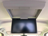 【フリップダウンモニター】大画面モニターで後席でもエンタメをお楽しみいただけます。小さなお子様にも大人気の装備です♪