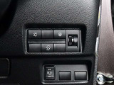 運転席の右側にはアイドリングストップ、ハンズフリーオートスライドドア等のスイッチがあります。