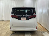 バックカメラが付いているので後方確認が非常にしやすいです。今や運転初心者も熟練者も必須装備!ついていて損はないですね♪