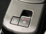 【電動パーキングブレーキ】パーキングブレーキは便利な電動式!ボタン一つで操作でき、アクセルを踏めば自動で解除されます♪レバーやペダルが無いので運転席廻りもすっきりしますね♪