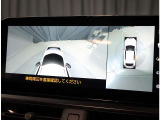 パノラミックビューモニター。車両を上から見たような映像を表示。運転席から目視しにくい車両周囲の状況をリアルタイムで確認できます。
