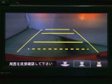 バックでの車庫入れも安心です!リアカメラが付いているバックモニター付のディスプレイオーディオを装備しております。操作線もついており距離感も画面から確認できます。