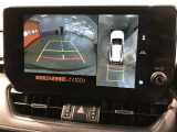 パノラミックビューモニター付きです。車両を上から見たような映像をディスプレイオーディオ画面に表示。運転席からの目視だけでは見にくい、車両周辺の状況をリアルタイムでしっかり確認できます。
