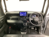 車内は光触媒抗菌消臭施工済です。スタイリッシュなデザインでスポーティなインパネ周りを演出します。グローブボックスやカップホルダーのほかにトレーなどたくさんの収納スペースが付いています。