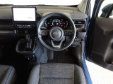 革巻きステアリングで快適な操作性の運転席です。