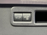 【パワーバックドア】スマートキーや運転席のボタンを押すだけでリアゲートが自動で開閉します!荷物を持っている時や、高い位置にあるバックドアを閉める際に便利な機能です♪