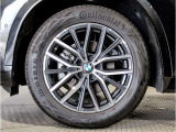 【BMWアロイホイル】軽量かつ強度に拘ったアロイホイル。走行性能ポテンシャルを引き出す設計。車の足元を引き締めてくれる大きなポイントはアロイホイルです。