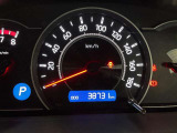 視認性に優れたメーターを採用しており、走行中でも車速や情報が分かりやすく表示されます。運転時の視線移動をむりのない範囲に抑え、快適で安心感のあるドライブをサポートします。