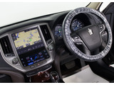 使いやすさや安全性を追求したステアリング周り!高級車ゆえにスイッチ類が多いのも特徴ですね!考え尽くされた配置ですぐに使いこなす事が出来ますのでご安心下さい!是非、体感してみて下さい!!