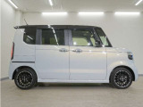 リアには左右スライドドアを採用。狭い駐車場でも開閉しやすく、強風の日でもドアが煽られにくくなっております。小さなお子さまやご年配の方も安心して乗り降りできます。