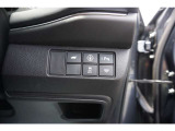 パーキングセンサーシステムや衝突軽減ブレーキ等のスイッチ類は、運転席の右側にあります。